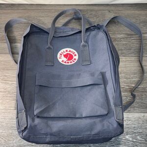 FJALL RAVEN Kånken Classic Navy / gray Backpack
